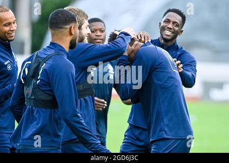 I giocatori di Gent hanno ritratto durante una sessione di allenamento in vista della partita tra la squadra di calcio belga KAA Gent e il club lettone FK RFS, mercoledì 11 agosto Foto Stock