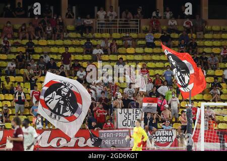 Monaco, Monaco, 10 agosto 2021. MENTRE i tifosi di Monaco si acclamano al loro fianco mentre fanno onda le bandiere durante la partita della UEFA Champions League allo Stade Louis II, Monaco. L'immagine di credito dovrebbe essere: Jonathan Moscop / Sportimage Foto Stock