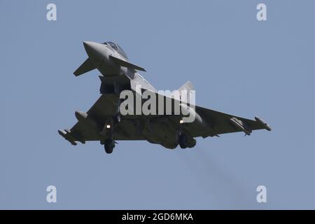 12 Squadron Typhoon overshooting RAF Coningsby. Foto Stock