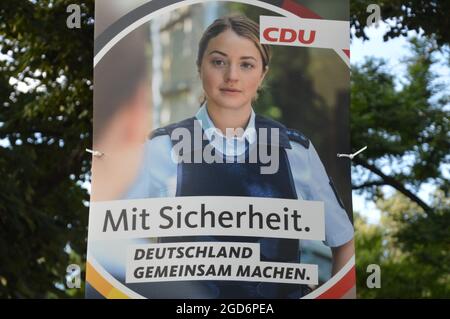Manifesti elettorali a Thielallee a Dahlem, Berlino, Germania - 10 agosto 2021. Foto Stock