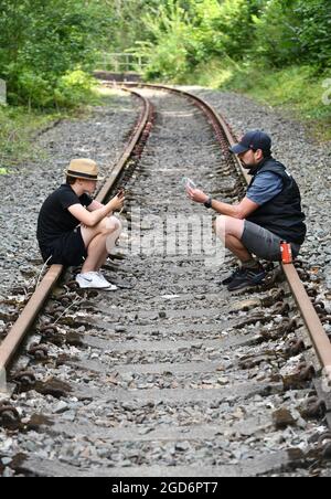 Uomo e ragazzo giocando carte sulla ferrovia Gran Bretagna, Regno Unito gioco d'azzardo Foto Stock