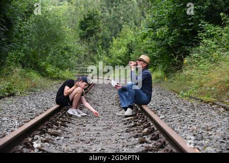 Uomo e ragazzo giocando carte sulla ferrovia Gran Bretagna, Regno Unito gioco d'azzardo Foto Stock