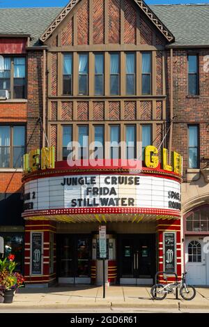 Glen Ellyn, Illinois - Stati Uniti - 3 agosto. 2021: Il Glen Art Theater, inaugurato nel 1927, in una bella mattinata estiva. Foto Stock