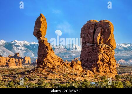 Rising Moon a Balance Rock, Arches National Park, Moab, Utah. Foto Stock