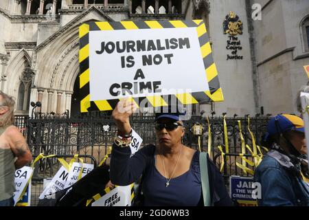 Londra, Inghilterra, Regno Unito. 11 Agosto 2021. I sostenitori di Julian Assange si sono riuniti fuori dalla Royal Courts of Justice, Londra, quando ha inizio l'appello degli Stati Uniti per l'estradizione. Una sfida legale da parte degli Stati Uniti sulla decisione di un giudice di non estradare il fondatore di WikiLeaks deve essere ascoltata in un'audizione preliminare. (Credit Image: © Tayfun Salci/ZUMA Press Wire) Foto Stock