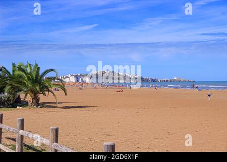 Estate: Costa del Gargano. Baia di Vieste in Puglia: Spiaggia di Castello o Scialara; sullo sfondo il comune di Vieste. Foto Stock