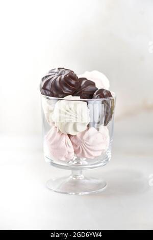 Marshmallow assortiti in una ciotola, ricoperti di bianco, rosa e cioccolato, marshmallow tradizionali russe Foto Stock
