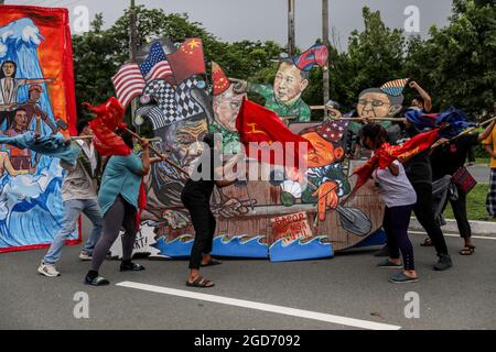 I manifestanti distruggono un effigie del presidente Rodrigo Duterte prima dell'ultimo stato del discorso della nazione del presidente Rodrigo Duterte a Quezon City, Metro Manila. Migliaia di manifestanti di sinistra si sono riuniti e hanno marciato verso il Congresso filippino, dove Duterte ha pronunciato il suo ultimo discorso sullo stato della nazione, terminando il suo mandato di sei anni tra critiche come presunte violazioni dei diritti umani, La cattiva gestione della pandemia e dell’inazione del coronavirus per affrontare il comportamento aggressivo della Cina nel controverso Mar Cinese Meridionale. Filippine. Foto Stock