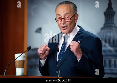 Washington, Stati di Vereinigte. 11 Agosto 2021. Chuck Schumer (democratico di New York), leader della maggioranza del Senato degli Stati Uniti, tiene una conferenza stampa sul passaggio di S.R. 3684, Infrastructure Investment and Jobs Act e FY22 Budget Resolution presso il Campidoglio degli Stati Uniti a Washington, DC, mercoledì 11 agosto 2021. Credit: Rod Lamkey/CNP/dpa/Alamy Live News Foto Stock