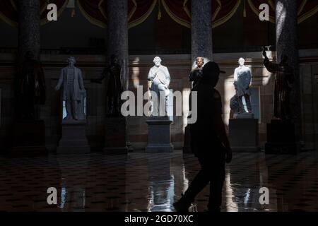 Washington, Stati di Vereinigte. 11 Agosto 2021. Un uomo cammina attraverso la Statuary Hall presso il Campidoglio degli Stati Uniti a Washington, DC, mercoledì 11 agosto 2021. Il Senato degli Stati Uniti si è adjourned per il recesso di agosto e ritornerà il 13 settembre 2021. Credit: Rod Lamkey/CNP/dpa/Alamy Live News Foto Stock