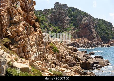 Formazioni rocciose sul sentiero che si affaccia sul Mar Mediterraneo alla Costa Paradiso di Sardegna, Italia Foto Stock