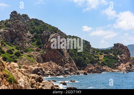 Formazioni rocciose sul sentiero che si affaccia sul Mar Mediterraneo alla Costa Paradiso di Sardegna, Italia Foto Stock