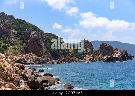 Formazioni rocciose sul sentiero che si affaccia sul Mar Mediterraneo alla Costa Paradiso di Sardegna, Italia Foto Stock