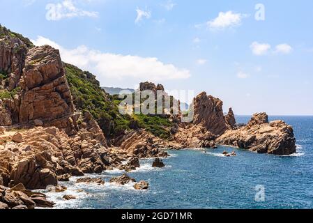 Formazioni rocciose sul sentiero che si affaccia sul Mar Mediterraneo alla Costa Paradiso di Sardegna, Italia Foto Stock