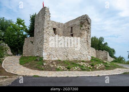 Il castello di Ceneviz è stato costruito su una scogliera situata tra due baie, 2.5 chilometri a ovest del distretto di Düzce Akçakoca in turchia. Foto Stock