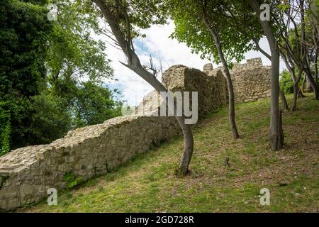 Il castello di Ceneviz è stato costruito su una scogliera situata tra due baie, 2.5 chilometri a ovest del distretto di Düzce Akçakoca in turchia. Foto Stock