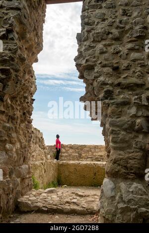 Il castello di Ceneviz è stato costruito su una scogliera situata tra due baie, 2.5 chilometri a ovest del distretto di Düzce Akçakoca in turchia. Foto Stock