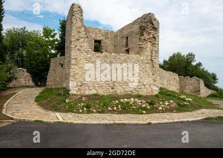 Il castello di Ceneviz è stato costruito su una scogliera situata tra due baie, 2.5 chilometri a ovest del distretto di Düzce Akçakoca in turchia. Foto Stock