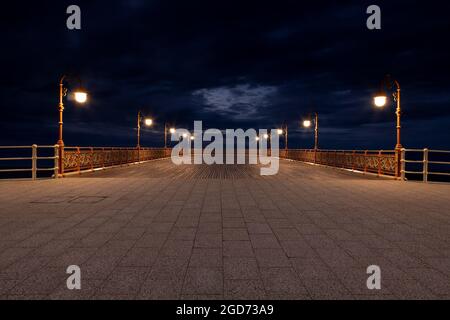 Molo di New Colwyn Bay di notte, costa del Galles del Nord Foto Stock