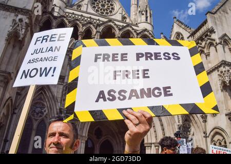 Londra, Regno Unito. 11 Agosto 2021. Un dimostratore detiene un cartello 'Free Press, Free Assange' durante la protesta al di fuori della Corte di giustizia reale, dove ha avuto luogo l'udienza preliminare per l'appello degli Stati Uniti contro la decisione di non estradare il fondatore di WikiLeaks Julian Assange. Credit: SOPA Images Limited/Alamy Live News Foto Stock