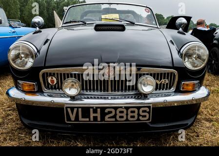 Rochford, Essex, Regno Unito - 27 giugno 2021: Esposizione di automobili classiche di Rochford presso i prati, Essex. Foto Stock