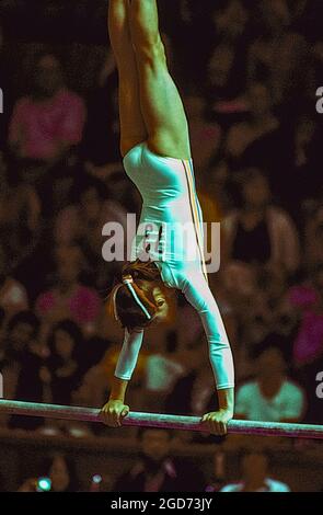 Nadia Comaneci (ROM) si esibisce sui bar irregolari ai Giochi Olimpici estivi del 1976, Montreal, Canada Foto Stock