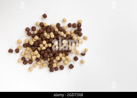 colazione al cioccolato e alla vaniglia con cereali, un mucchio di palle di cereali, palle di mais al cioccolato, vista dall'alto Foto Stock