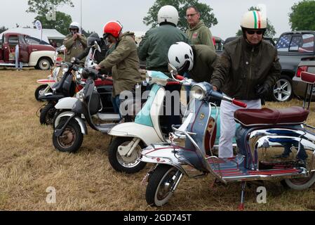 Rochford, Essex, Regno Unito - 27 giugno 2021: Esposizione di automobili classiche di Rochford presso i prati, Essex. Foto Stock