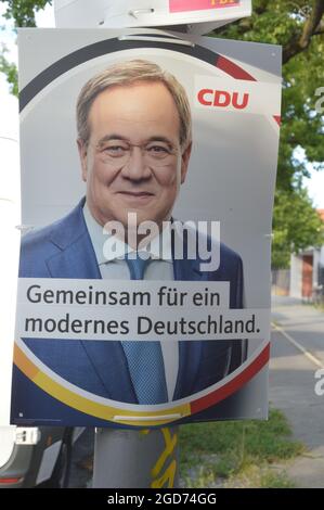 Manifesto elettorale di Armin Laschet a Unter den Eichen a Lichterfelde a Berlino, Germania - 10 agosto 2021. Foto Stock