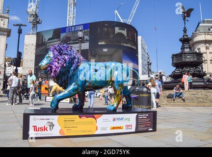 Londra, Regno Unito. 10 agosto 2021. Leone scultura di Noel Fielding in Piccadilly Circus, parte del Lion Trail dall'organizzazione di conservazione della fauna selvatica Tusk. Intorno a Londra sono state esposte sculture di leoni a grandezza naturale, progettate da famosi artisti, musicisti e comici, per sensibilizzare le popolazioni alle minacce che i leoni affrontano e raccogliere fondi per la conservazione e i mezzi di sostentamento influenzati dalla COVID-19 in Africa. Foto Stock