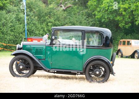 Rochford, Essex, Regno Unito - 27 giugno 2021: Esposizione di automobili classiche di Rochford presso i prati, Essex. Foto Stock