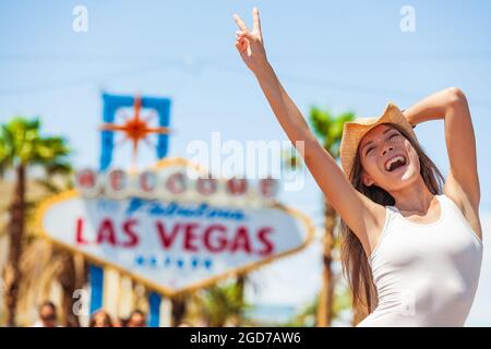 Las Vegas segno USA vacanza divertimento cowgirl turista americano donna su strada viaggio gridare di gioia con cappello cowboy sulla Strip. Benvenuti a Fabulous Foto Stock