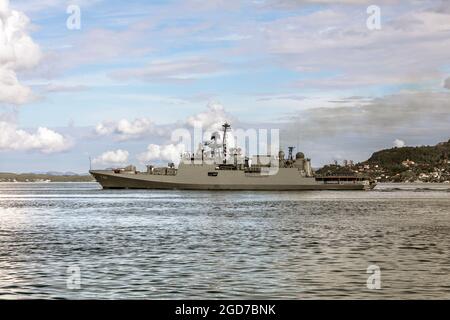 Fregata indiana IN Tabar F44 a Byfjorden, con partenza dal vecchio porto di Bergen, Norvegia. Foto Stock