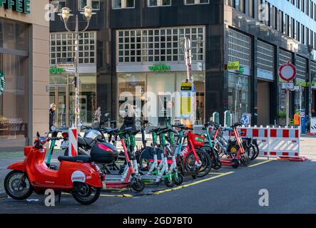 Speciale parcheggio a noleggio biciclette e altri veicoli a noleggio a Berlino Foto Stock