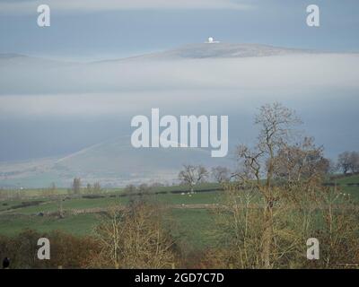 Vista della Valle dell'Eden con inversione della nuvola sopra Dufton Pike e sotto Great Dun Fell (con il globo del tempo) & Cross Fell in background -Cumbria Inghilterra, Regno Unito Foto Stock