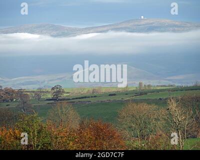 Vista della Valle dell'Eden con inversione della nuvola sopra Dufton Pike e sotto Great Dun Fell (con il globo del tempo) & Cross Fell in background -Cumbria Inghilterra, Regno Unito Foto Stock