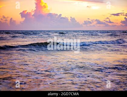 Il sole tramonta sull'acqua a Pensacola Beach, 6 ottobre 2018, a Pensacola, Florida. Foto Stock