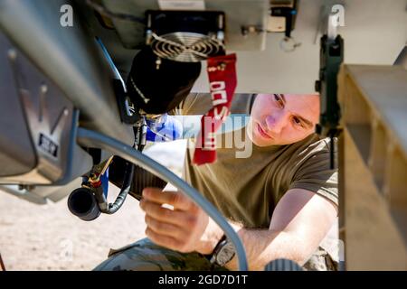 Stati Uniti Il personale dell'esercito Sgt. Andrew McMillan con il settantesimo brigata battaglione ingegnere ispeziona un RQ-7B ombra prima del lancio durante la formazione integrata Esercizio (ITX) 1-18 a bordo Marine Corps Air Ground Centro di combattimento, ventinove Palms, California, Ott. 19, 2017. ITX è una larga scala, combinata-braccia esercizio di formazione destinati a produrre combattere-pronto di forze in grado di operare come un sistema integrato di Marina di Massa aria Task Force. (U.S. Marine Corps photo by Staff Sgt. Kowshon Ye) Foto Stock