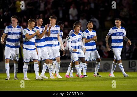 I giocatori dei Queens Park Rangers festeggiano dopo aver vinto il tiro di rigore durante la prima partita della Carabao Cup al Breyer Group Stadium di Londra. Data immagine: Mercoledì 11 agosto 2021. Foto Stock