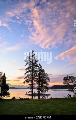 Vista Di Massacre Bay E West Sound A Pebble Cove Farm Inn Su Orcas Island, San Juan Islands, Washington. Foto Stock