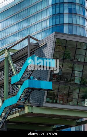 Media Harbour, Düsseldorf, architettura antica e moderna nell'ex porto, una miscela di uffici, aziende, hotel, ristoranti, quartiere alla moda, n Foto Stock