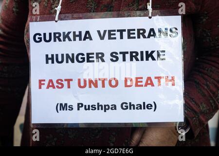 Londra, Regno Unito. 11 Agosto 2021. Un cartello di protesta visto durante lo sciopero.Gurkha veterani 5 ° giorno di sciopero della fame di fronte a Downing Street chiedendo per parità di pensioni per Gurkhas che si è ritirato prima del 1997 e non sono eleggibili per una pensione completa delle forze armate britanniche a Westminster. Credit: SOPA Images Limited/Alamy Live News Foto Stock