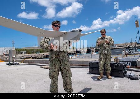 190507-N-RM689-1028SANTA RITA, Guam (7 maggio 2019) Specialista di intelligenza prima classe Travis Rhoney, destra, e tecnico di elettronica terza classe Michael Lemay, entrambi assegnati a Coastal Riverine Squadron (CRS) 2, Effettuare un controllo del sistema di un sistema aereo senza equipaggio RQ-20B Puma in preparazione di una visita da parte del vicepresidente della Repubblica di Palau Raynold B. Oilouch e della sua delegazione durante la visita di Oilouch alla base navale degli Stati Uniti Guam. CRS-2 è assegnato al gruppo 1 di Costal Riverine, distaccamento Guam, ed è in grado di condurre operazioni di sicurezza marittima attraverso l'intero spettro navale, comune e combinato Foto Stock