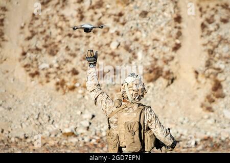 U.S. Marine Corps CPL. Gilbert Barrett con il 1 ° Battaglione, 6 ° reggimento marino, gestisce l'Instant Eye Small Unmanned Air System a Range 230 per Integrated Training Exercise (ITX) 1-20 sul Marine Corps Air Ground Combat Center, Twentynine Palms, California, 23 ottobre 2019. Lo scopo di ITX 1-20 è quello di creare un ambiente di allenamento realistico e impegnativo che produca forze pronte per il combattimento in grado di operare come una Marine Air Ground Task Force integrata. (STATI UNITI Marine Corps foto di CPL. Timothy J. Lutz) Foto Stock