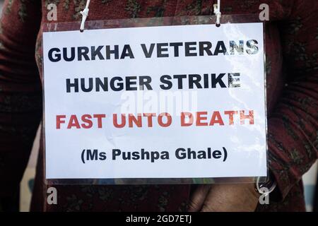 Londra, Regno Unito. 11 Agosto 2021. Un cartello di protesta visto durante lo sciopero.Gurkha veterani 5 ° giorno di sciopero della fame di fronte a Downing Street chiedendo per parità di pensioni per Gurkhas che si è ritirato prima del 1997 e non sono eleggibili per una pensione completa delle forze armate britanniche a Westminster. (Foto di Tejas Sandhu/SOPA Images/Sipa USA) Credit: Sipa USA/Alamy Live News Foto Stock