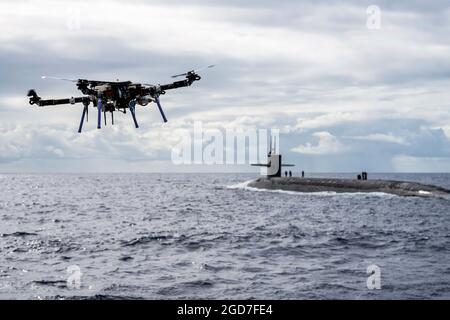 201019-N-LI768-1111 OCEANO PACIFICO 19 ottobre 2020 -- un veicolo aereo senza equipaggio fornisce un carico utile al sottomarino balistico-missile di classe Ohio USS Henry M. Jackson (SSBN 730) intorno alle isole hawaiane. Il rifornimento in corso sostiene la flotta ovunque e in qualsiasi momento. Questo evento è stato progettato per testare e valutare le tattiche, le tecniche e le procedure della logistica di spedizione del comando strategico degli Stati Uniti e migliorare la preparazione generale delle nostre forze strategiche. (STATI UNITI Navy Photo by Mass Communication Specialist 1° Classe Devin M. Langer/Released) Foto Stock