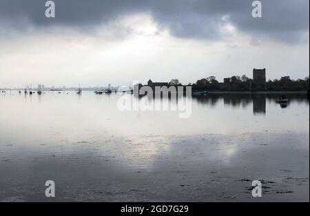 PORTCHESTER CASTLE, PORTSMOUTH HARBOUR, HAMPSHIRE PIC MIKE WALKER 2008 Foto Stock