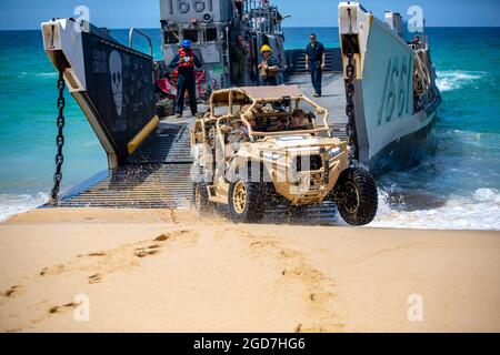 20210508-M-TT571-1318 PINHIERO da CRUZ, Portogallo (9 maggio 2021) Landing Craft Utility (LCU) 1661 dispiega un veicolo tattico di utilità dalla 24a unità di spedizione marina durante CONTEX-PHIBEX, un esercizio anfibio bilaterale tra i servizi navali statunitensi e portoghesi, 9 maggio 2021. La 24a unità di spedizione marina, avviata con il Gruppo Iwo Jima Amphibious Ready, è schierata in avanti nell'area operativa della Sesta flotta degli Stati Uniti a sostegno degli interessi nazionali di sicurezza degli Stati Uniti in Europa e Africa. (STATI UNITI Marine Corps Photo by 1° Lt. Mark Andries) Foto Stock