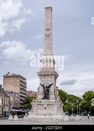 Monumento all'obelisco dei ristoratori in Piazza Restauradores a Lisbona, Portogallo, Europa Foto Stock