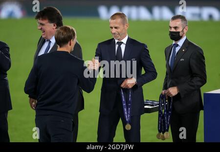 Il presidente della UEFA Aleksander Ceferin presenta una medaglia del vincitore al manager del Chelsea Thomas Tuchel dopo la partita della Super Cup UEFA al Windsor Park di Belfast. Data immagine: Mercoledì 11 agosto 2021. Foto Stock